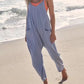 Minimalistisk jumpsuit med lommer og V-hals