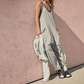 Minimalistisk jumpsuit med lommer og V-hals