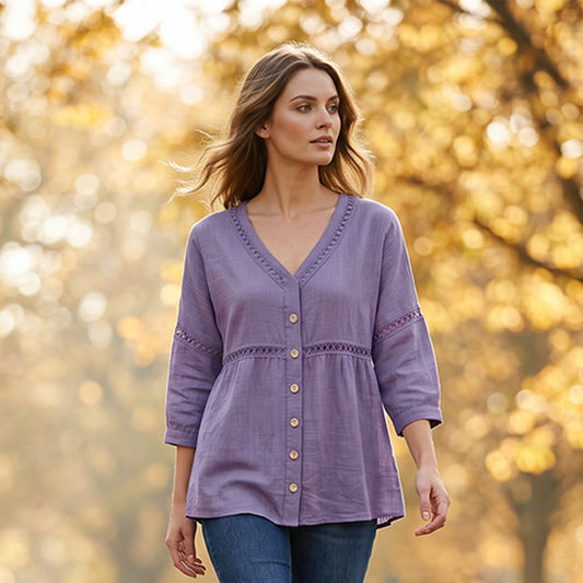 👚Damebluse med V-hals, blonderkant og knapper – elegant hverdagsbluse✨